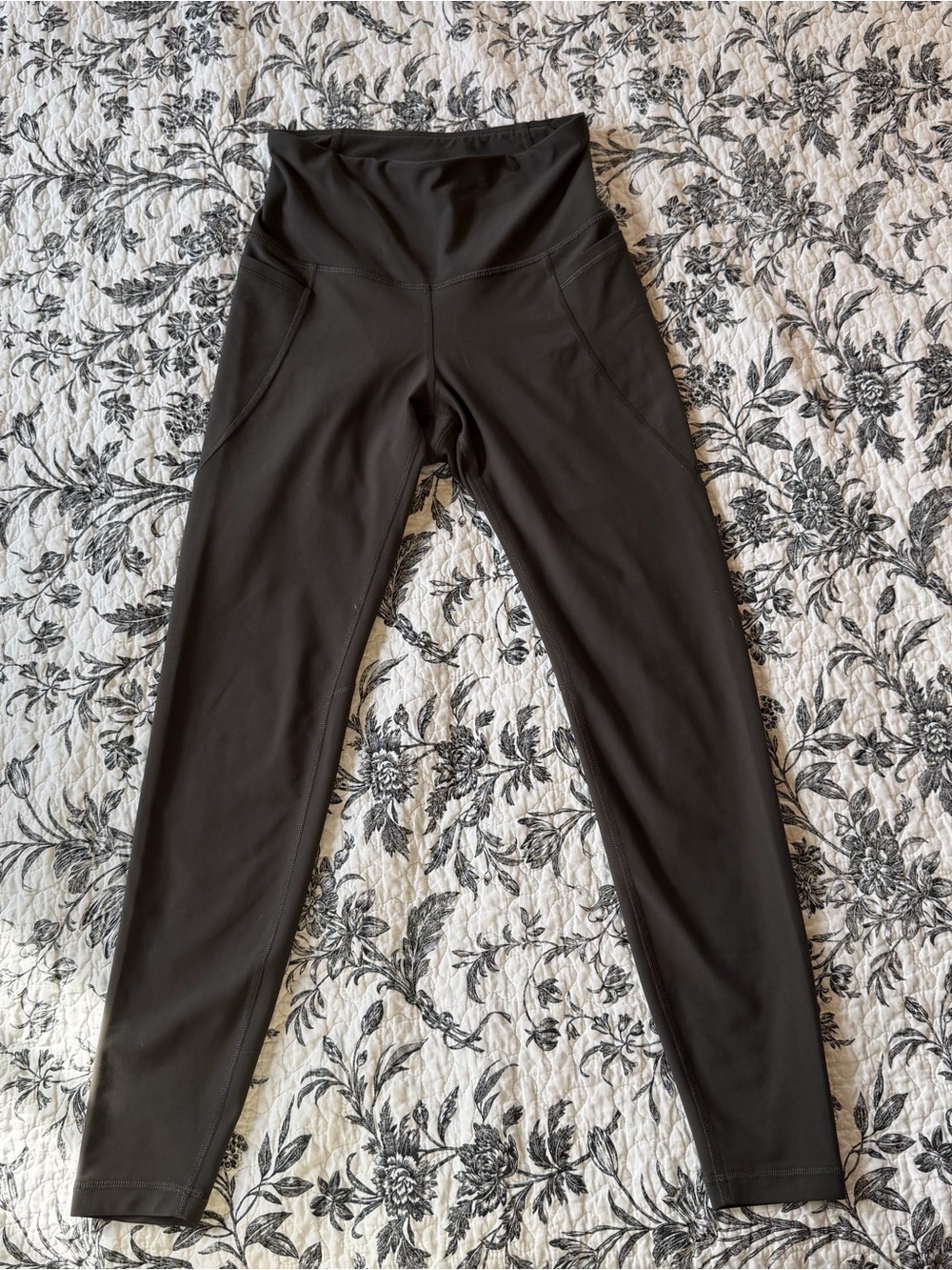 Old Navy Black High-Waist Workout Leggings with Side Pockets